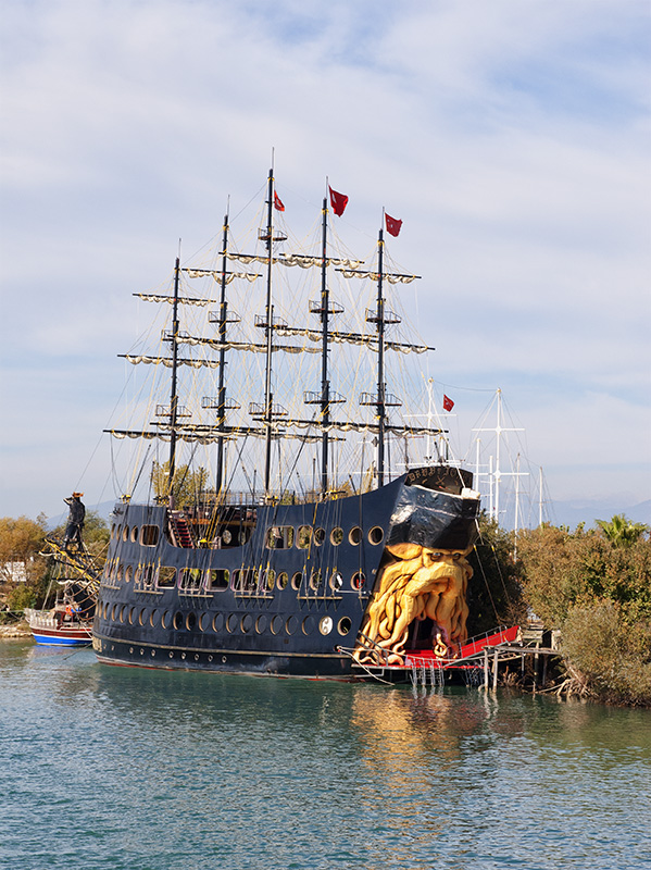 Ein Partyboot "Pirates of the Caribbean" - Kappadokien Rundreise