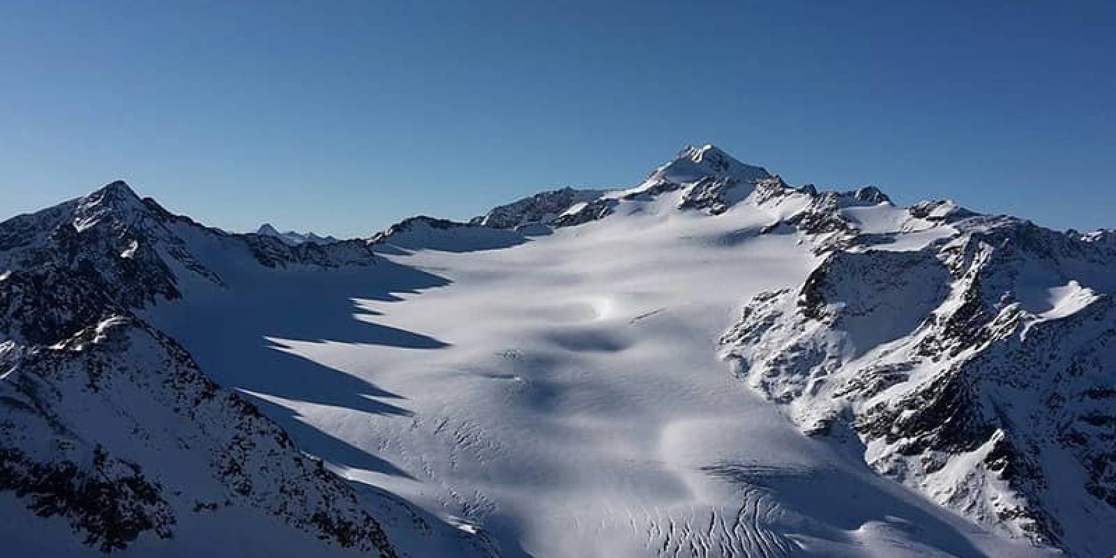 Der Schnalstal-Gletscher mit Blick auf den Wildspitz in Südtirol, Italien