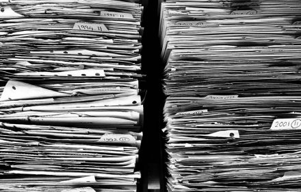 Das papierlose Büro - Ein stapel von angehäuften Papieren