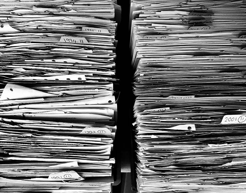 Das papierlose Büro - Ein stapel von angehäuften Papieren