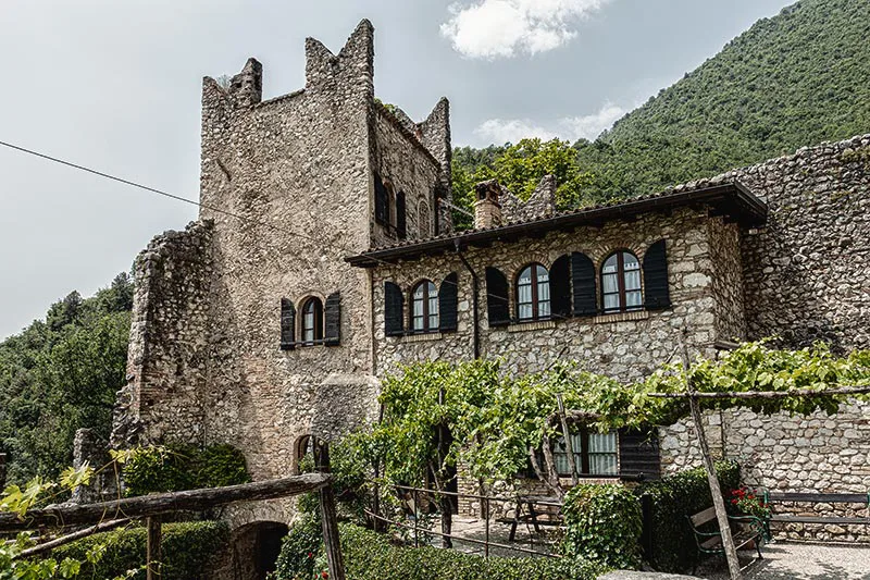 Eingangsgebäude und Haupttor des Castello di Avio