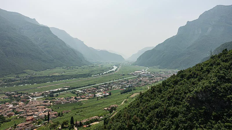 Südlicher Blick ins Etschtal aus dem Brechfrit des Castello di Avio