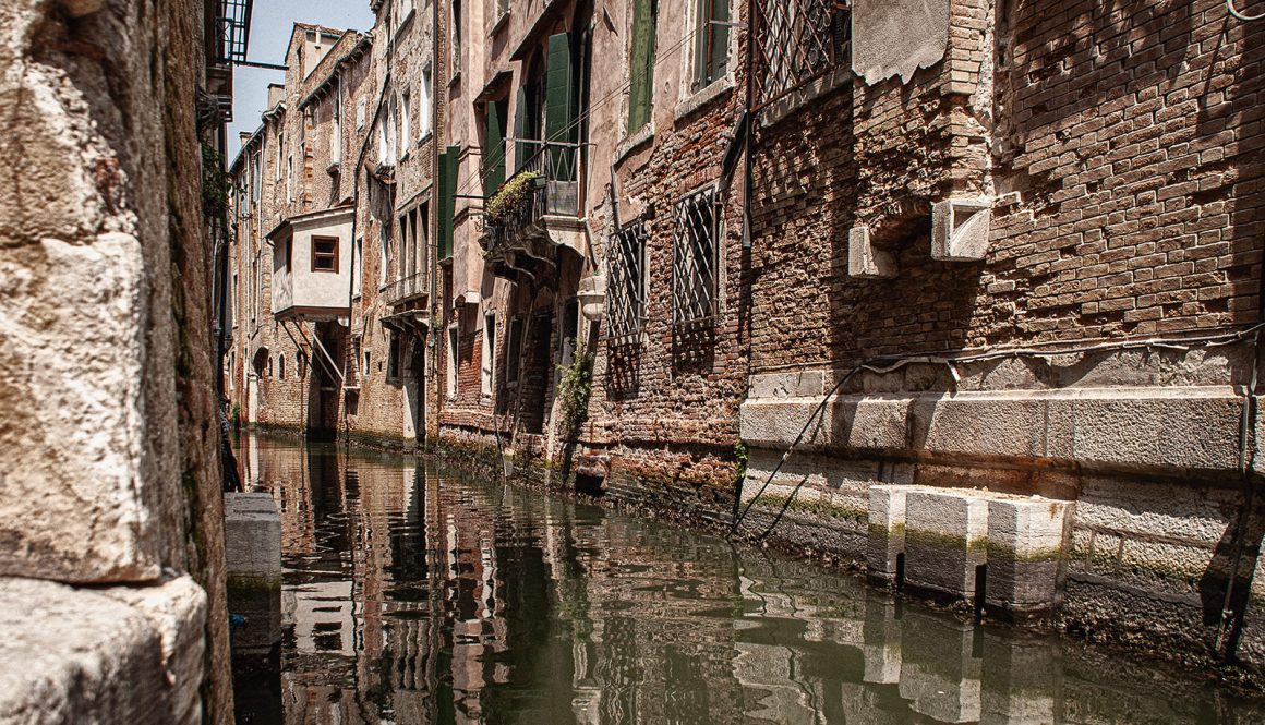 Venedig fotografieren – Schmale Wasserkanäle, an den die Spuren der Zeit sicht sind