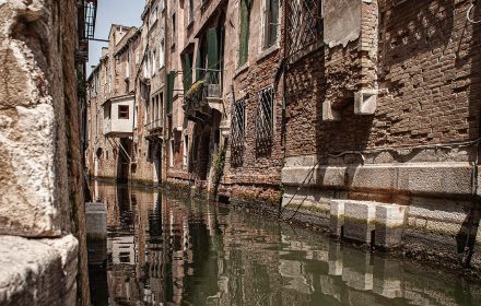 Venedig fotografieren – Schmale Wasserkanäle, an den die Spuren der Zeit sicht sind