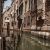 Venedig fotografieren – Schmale Wasserkanäle, an den die Spuren der Zeit sicht sind