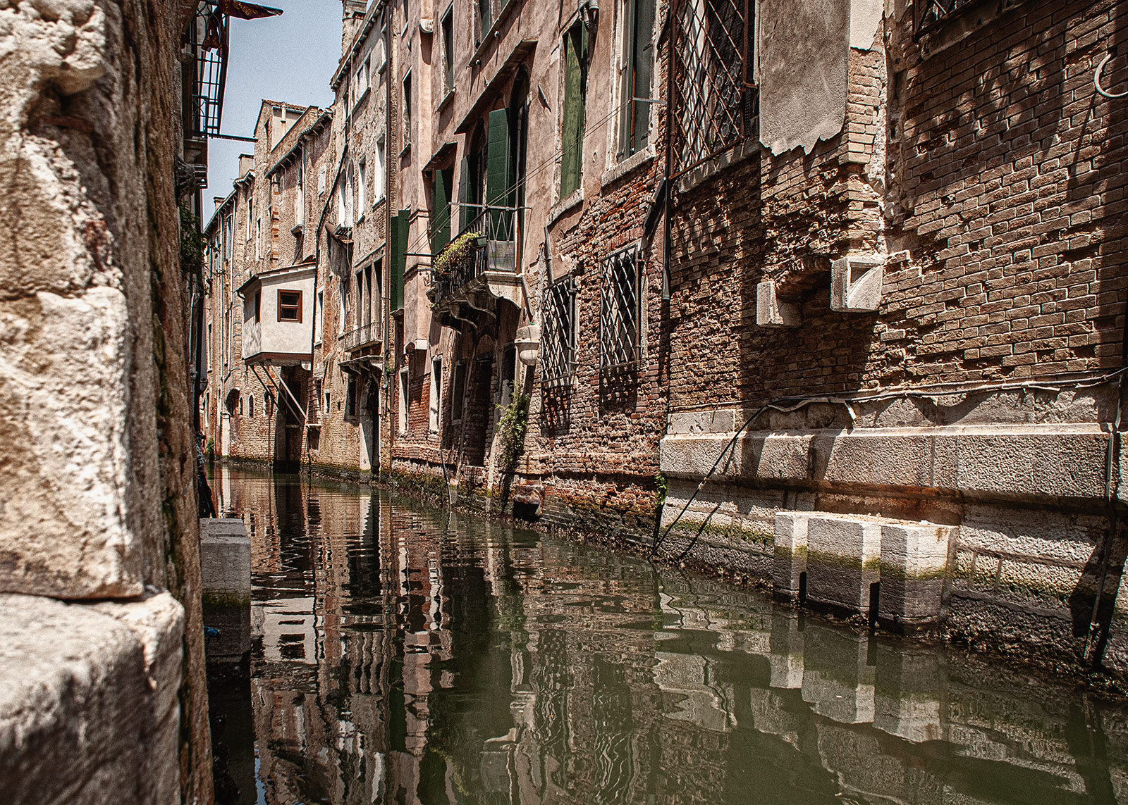 Venedig fotografieren – Schmale Wasserkanäle, an den die Spuren der Zeit sicht sind