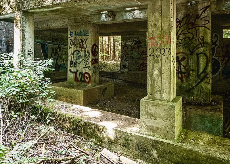Das Geheimnis von Straß – Verlassene Kellersäulen aus rohen Beton