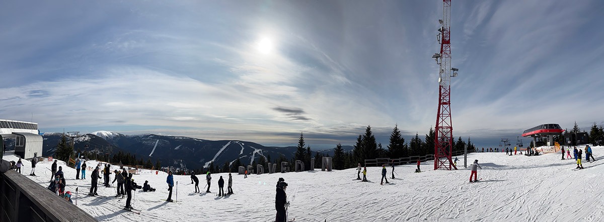  Ein Panoramablick vom Medvedin auf die Pisten am Svatý Petr in Špindlerův Mlýn 2026