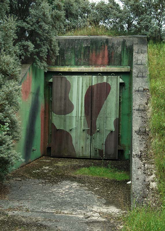 Verschlossene Bunker auf dem Gutsgelände in Alt Rehse